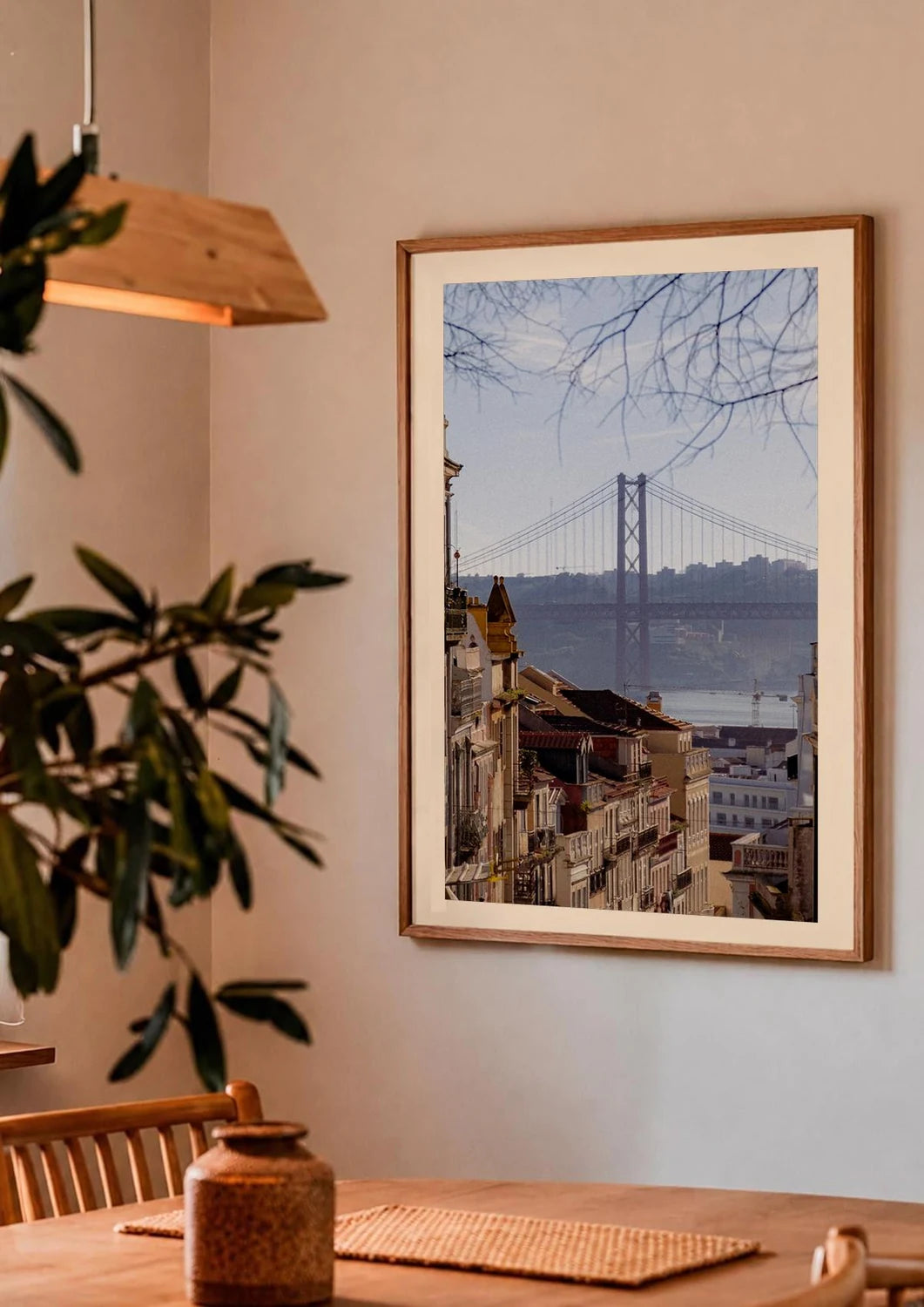 25 de abril — Enzo Benzoni limited-edition print, framed in situ (couple-dining)