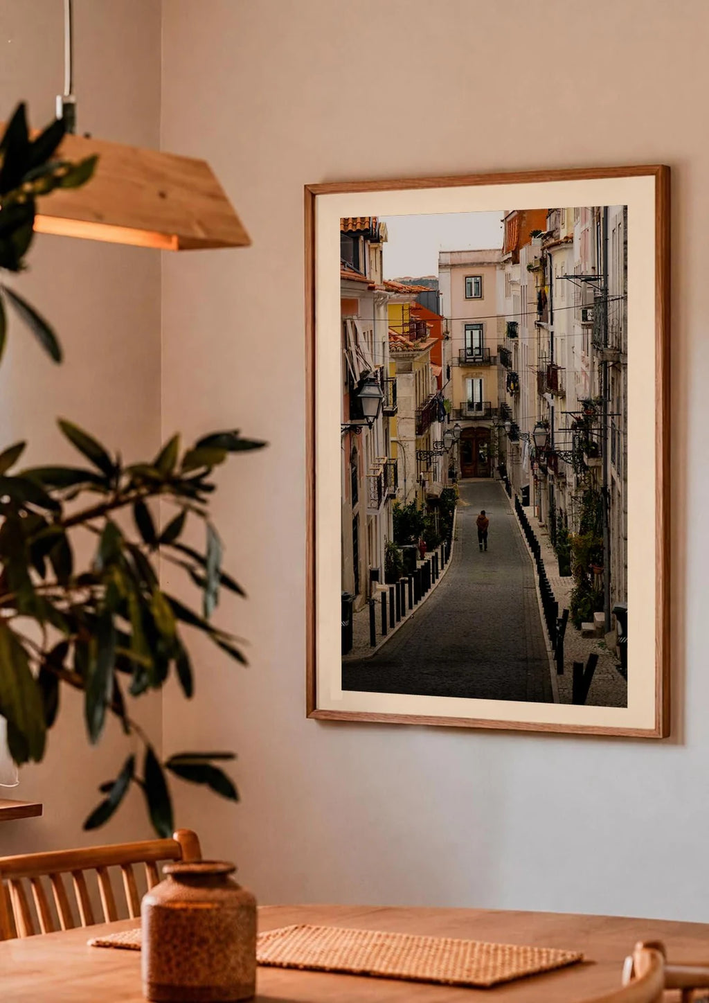 Do Almada — Enzo Benzoni limited-edition print, framed in situ (couple-dining)